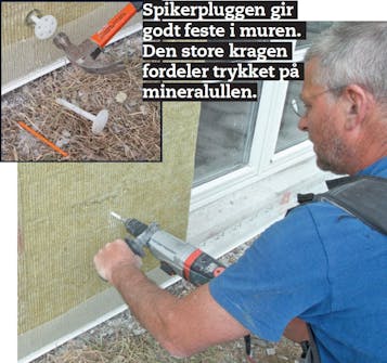 Isolasjonsplatene til isolering av grunnmur forankres Isolasjonsplatene til isolering av grunnmur forankres med spikerplugger